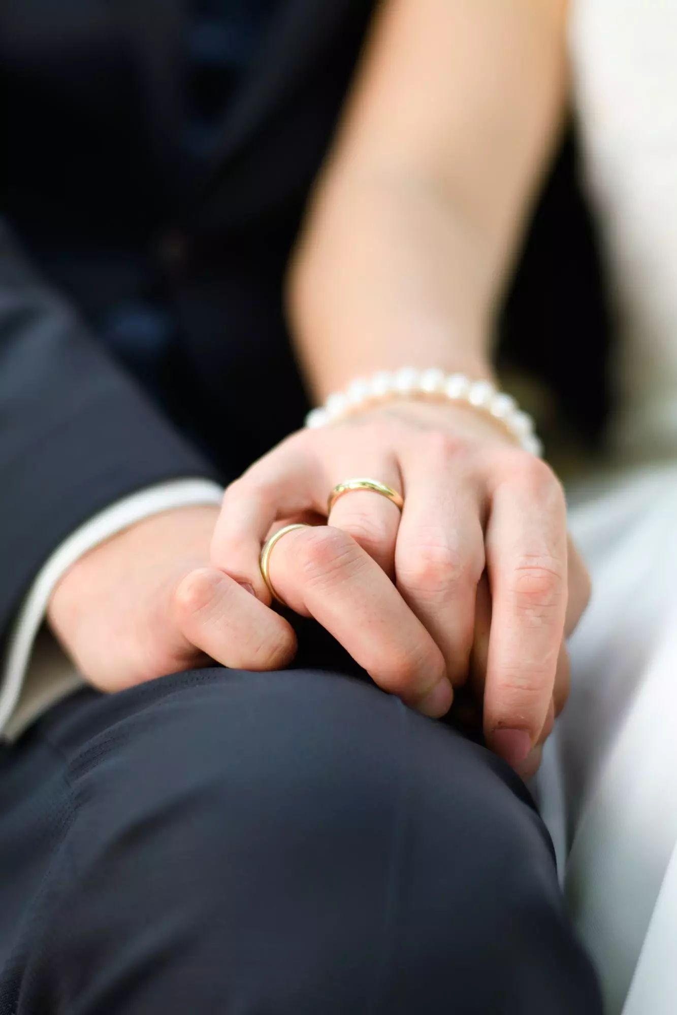 Hände eines Brautpaares mit einem Ring