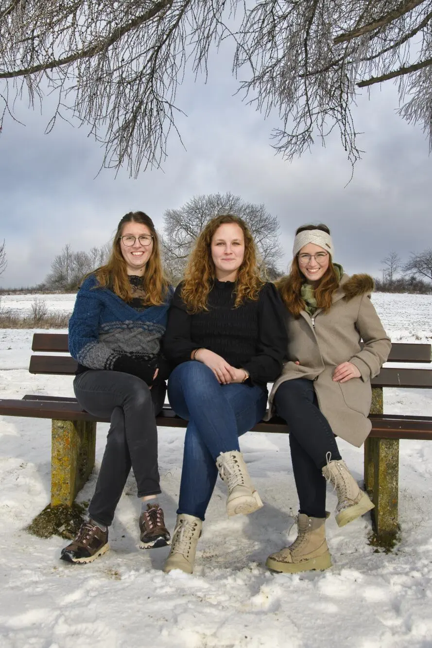 Freundinnen beim Fotoshooting in der Natur